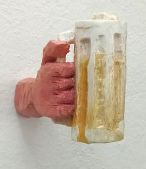handBier, 2024, Holz bemalt, 21 x 10 x 25 cm