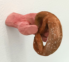 handBrezel, 2024, Holz bemalt, 10 x 26 x 10 cm