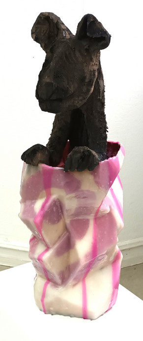 guccihund 7, 2023, Holz bemalt, 75 x 25 x 25 cm