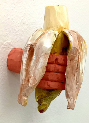 handBanane, 2023, Holz bemalt, 17 x 14 x 22 cm
