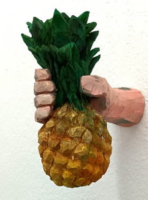 handAnanas, 2023, Holz bemalt, 20 x 10 x 24 cm
