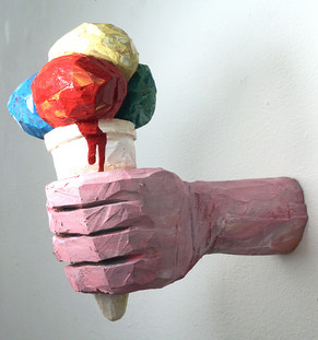 handEis, 2024, Holz bemalt, 20 x 25 x 10 cm