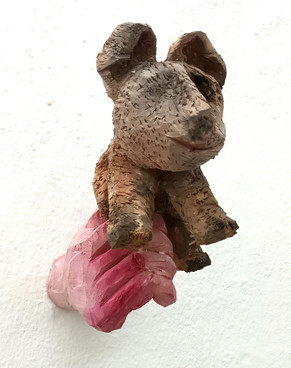 handHund, 2024, Holz bemalt, 10 x 24 x 10 cm